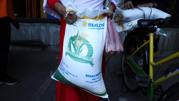 Penyaluran Beras Bulog ke Warga. (CNBC Indonesia/Tri Susilo)