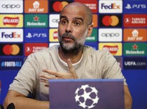 Tertawa Guardiola Ditanya soal MU