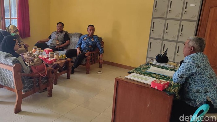 Petugas melakukan pencocokan dana BPNT milik Mesinah yang diberikan pada Misinah