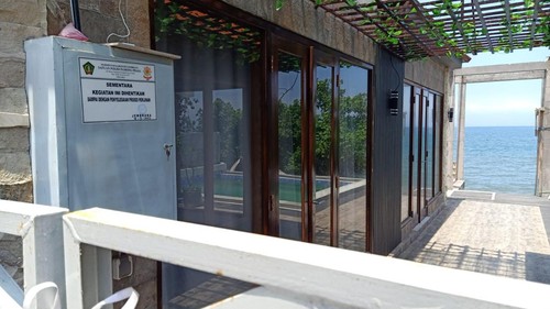 Petugas Satpol PP Kabupaten Jembrana memasang stiker penyegelan bangunan vila milik WNA yang berdiri di atas tanah negara, tepatnya di Pantai Pebuahan, Kecamatan Negara, Kabupaten Jembrana, Bali, Selasa (19/9/2023). (I Putu Adi Budiastrawan/detikBali)