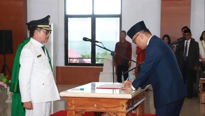 Pj Gubernur Sulbar Zudan Arif Fakrullah melantik Yakub F Solon menjadi Pj Bupati Mamasa.