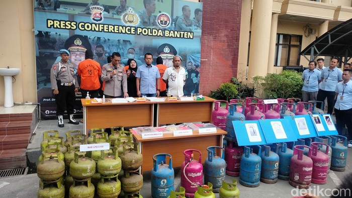 Polda Banten meringkus komplotan penyuntik gas subsidi elpiji ukuran 3 kg. Para pelaku raup untung Rp 31 juta sehari. (Bahtiar/detikcom)