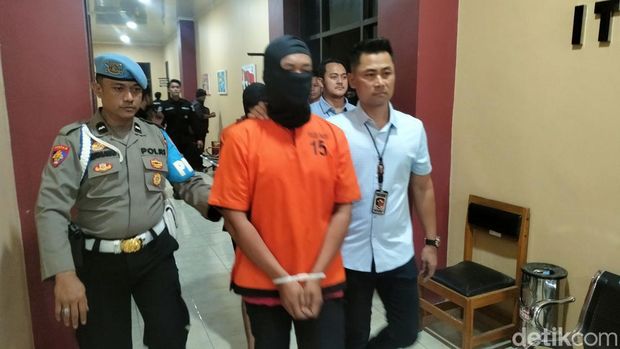 Polda Banten meringkus komplotan penyuntik gas subsidi elpiji ukuran 3 kg. Para pelaku raup untung Rp 31 juta sehari. (Bahtiar/detikcom)