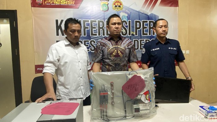 Polisi tetapkan tersangka pencuri listrik di Depok. (Devi/detikcom)