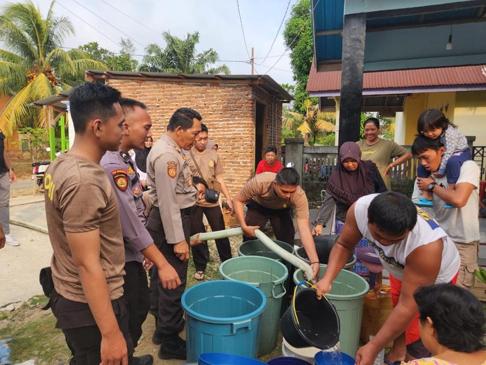 Polres Bengkulu Selatan menyalurkan bantuan air bersih warga kekeringan
