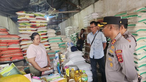 Polres Klungkung melakukan sidak pedagang-pedagang beras besar di Pasar Galiran Klungkung, Selasa (19/9/2023). (Putu Krista/detikBali)
