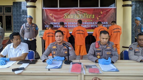 Polisi merilis kasus pencurian motor bermodus menolong korban kecelakaan di Polres Lombok Barat, Selasa (19/9/2023). Polisi menangkap dua pencuri dan tiga penadah.