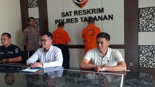 Polres Tabanan merilis kasus pengeroyokan dengan sajam di proyek vila Banjar Tegal Kepuh, Desa Kaba Kaba, Kecamatan Kediri, Selasa (19/9/2023). (Istimewa)