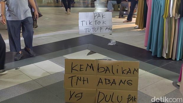 Pedagang Tanah Abang Bentangkan Poster Minta Teten Tutup Tiktok Shop Cs