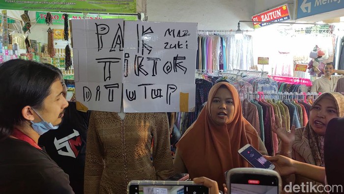 Poster Minta TikTok Cs Ditutup Bertebaran di Pasar Tanah Abang