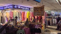 Dalam posternya, pedagang meminta TikTok Shop, Lazada hingga Shopee ditutup.