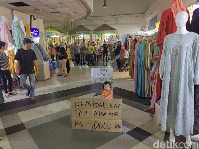 Potret Pedagang Pasar Tanah Abang Minta TikTok Shop cs Tutup