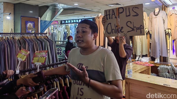 Potret Pedagang Pasar Tanah Abang Minta TikTok Shop cs Tutup Potret Pedagang Pasar Tanah Abang Minta TikTok Shop cs Tutup