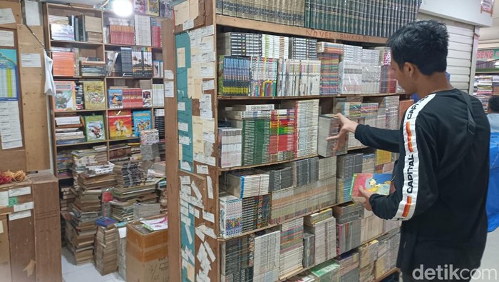 Potret Penjual Buku di Blok M yang Kian Merana Potret Penjual Buku di Blok M yang Kian Merana