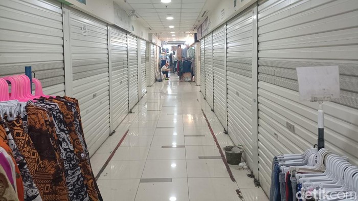 Potret Penjual Buku di Blok M yang Kian Merana Potret Penjual Buku di Blok M yang Kian Merana