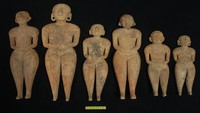 Situs arkeologi ini merupakan rumah bagi artefak dan reruntuhan yang mengungkap periode transisi budaya Olmec dan awal era Maya.   