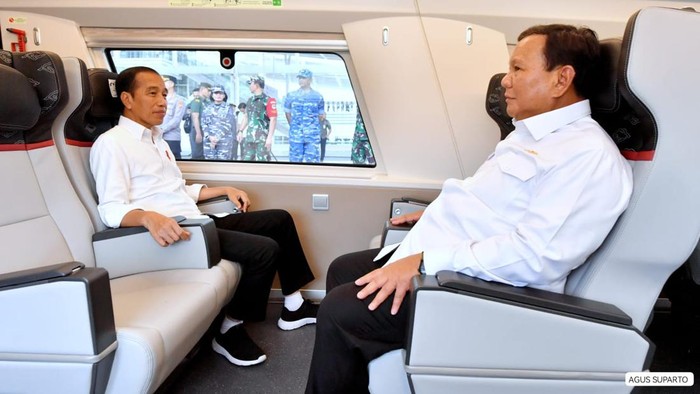 Presiden Jokowi naik kereta cepat Jakarta-Bandung bersama Menhan Prabowo Subianto.