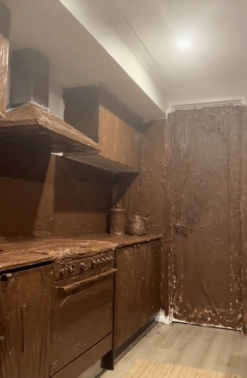 Prank Nyeleneh! Pria Ini Tutupi Dapur Ibunya Pakai Nutella hingga Permen