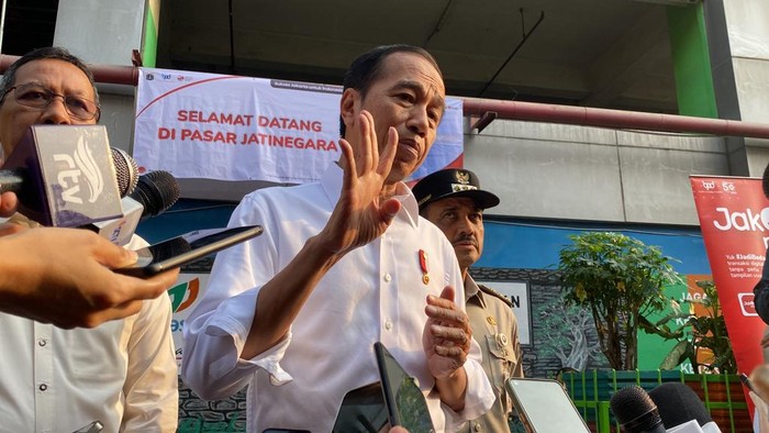 Presiden Joko Widodo (Jokowi) di Jatinegara, Jaktim, pada Selasa (19/9/2023).
