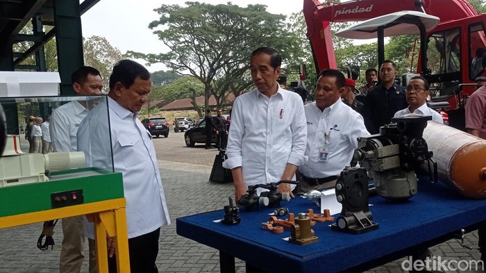 Presiden Jokowi saat meninjau PT Pindad di Kota Bandung, Selasa (19/9/2023).