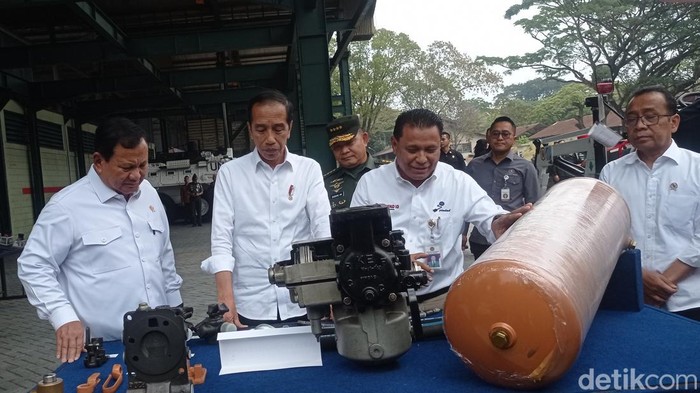 Presiden Jokowi saat meninjau PT Pindad di Kota Bandung, Selasa (19/9/2023).