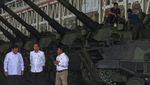 Momen Jokowi Naik Kendaraan Buatan Pindad