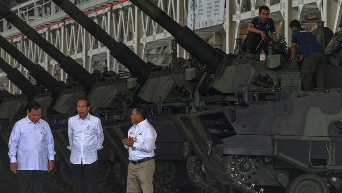 Presiden Joko Widodo (kanan) berfoto bersama dengan karyawan usai melakukan kunjungan ke PT Pindad di Bandung, Jawa Barat, Selasa (19/9/2023). Dalam kunjungannya ke Bandung, Presiden Joko Widodo berkesempatan untuk meninjau fasilitas produksi alutsista milik PT Pindad yang merupakan salah satu bentuk atensi dan apresiasi presiden terhadap PT Pindad sebagai industri pertahanan dalam negeri. ANTARA FOTO/Raisan Al Farisi/foc.