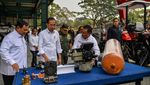 Momen Jokowi Naik Kendaraan Buatan Pindad