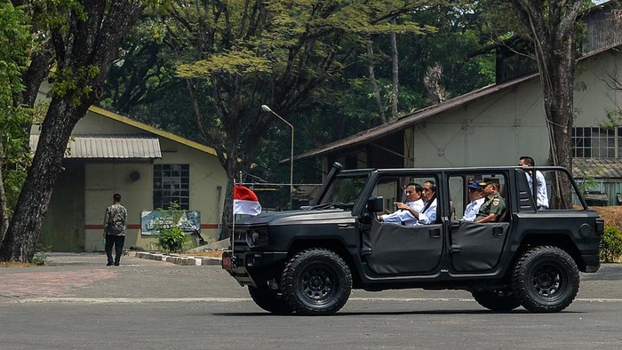 Presiden Joko Widodo (kanan) berfoto bersama dengan karyawan usai melakukan kunjungan ke PT Pindad di Bandung, Jawa Barat, Selasa (19/9/2023). Dalam kunjungannya ke Bandung, Presiden Joko Widodo berkesempatan untuk meninjau fasilitas produksi alutsista milik PT Pindad yang merupakan salah satu bentuk atensi dan apresiasi presiden terhadap PT Pindad sebagai industri pertahanan dalam negeri. ANTARA FOTO/Raisan Al Farisi/foc.