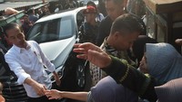 Presiden Joko Widodo (kedua kiri) menyapa warga saat kunjungan ke Pasar Bali Mester Jatinegara, Jakarta Timur, Selasa (19/9/2023). 