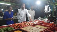 Kunjungan tersebut guna meninjau harga dan pasokan bahan pokok. 