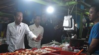 Presiden Joko Widodo (kiri) didampingi Pj Gubernur DKI Jakarta Heru Budi Hartono (kanan) berbincang dengan pedagang saat kunjungan ke Pasar Bali Mester Jatinegara, Jakarta Timur, Selasa (19/9/2023). 