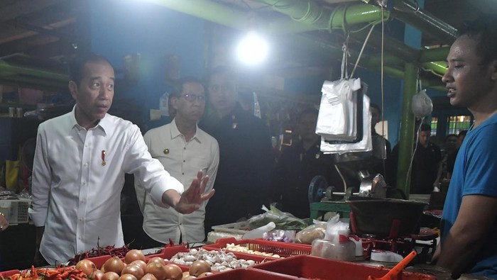 Presiden Joko Widodo (tengah) didampingi Pj Gubernur DKI Jakarta Heru Budi Hartono (kanan) berbincang dengan pedagang saat kunjungan ke Pasar Bali Mester Jatinegara, Jakarta Timur, Selasa (19/9/2023). Kunjungan tersebut guna meninjau harga dan pasokan bahan pokok. ANTARA FOTO/ Fakhri Hermansyah/aww.