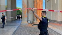 Polisi Berlin melaporkan di X, yang sebelumnya dikenal sebagai Twitter, menghentikan para aktivis yang memanjat Gerbang Brandenburg. Ke-14 pengunjuk rasa ditahan di lokasi dan polisi telah memulai penyelidikan atas kemungkinan tuduhan atas kerusakan properti, kata postingan tersebut.