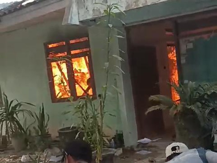 puskesmas bangilan tuban terbakar