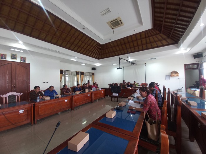 Rapat Gabungan Komisi DPRD dengan Eksekutif membahas Ranperda RTRW Buleleng tahun 2023-2043, Selasa (19/9/2023). (Made Wijaya Kusuma)