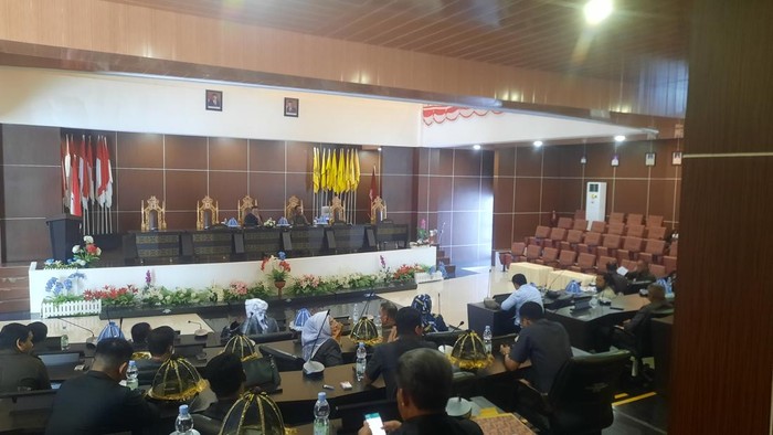 Rapat paripurna pemberhentian Azwar dari kursi ketua DPRD Mamuju.