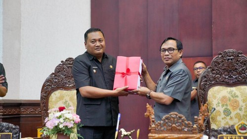 Rapat paripurna penetapan Rancangan Anggaran Pendapatan dan Belanja Daerah (APBD) Induk Gianyar 2024 sebesar Rp 2,78 miliar di akhir masa jabatan Bupati Made Mahayastra. (Humas Pemkab Gianyar)