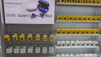 Satu sisi toko diisi oleh Audio Area yang memajang semua produk TWS Realme. Foto: Virgina Maulita Putri/detikINET