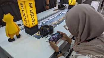 Menjajal ponsel Realme untuk main PUBG Mobile. Foto: Virgina Maulita Putri/detikINET