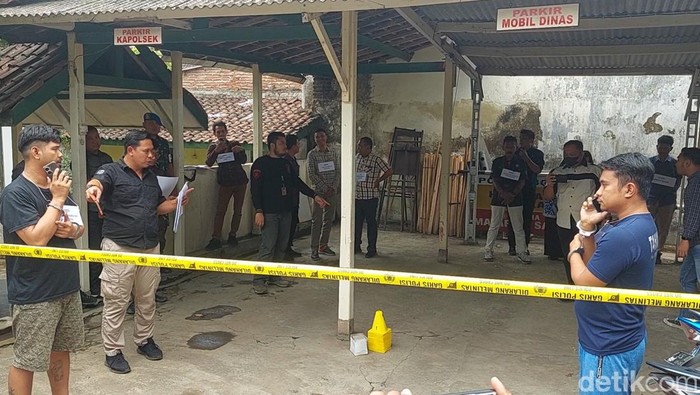 Rekonstruksi pembunuhan terduga maling digelar di Mapolsek Boja, Kendal, Selasa (19/9/2023).