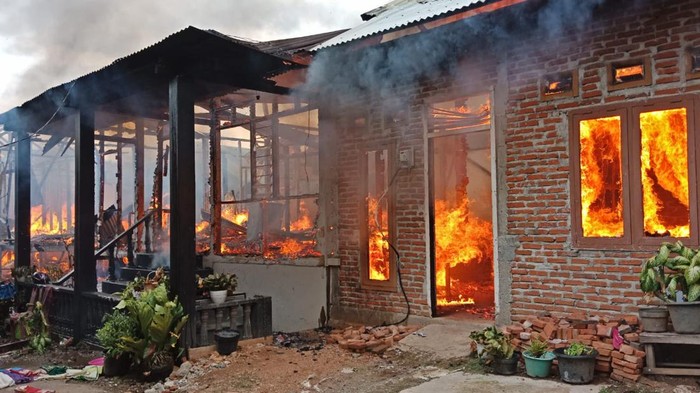 Rumah terbakar di Banda Aceh. (Foto: Dok Dinas Pemadam Kebakaran dan Penyelamatan Kota Banda Aceh). Rumah terbakar di Banda Aceh. (Foto: Dok Dinas Pemadam Kebakaran dan Penyelamatan Kota Banda Aceh).