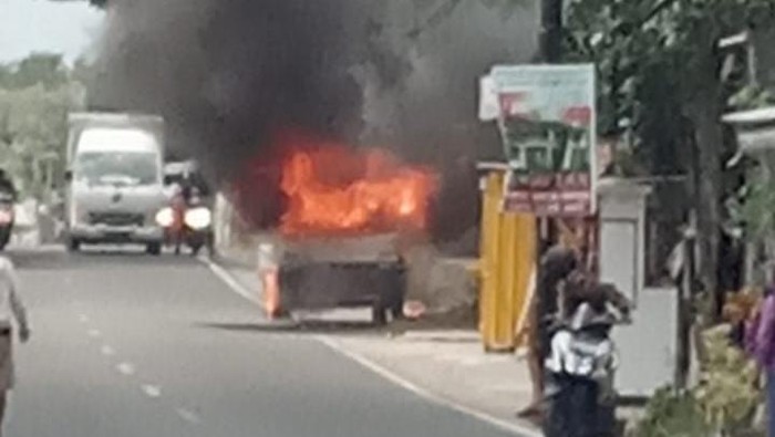 Sebuah mobil pikap terbakar di Ngaglik, Sleman, Selasa (19/9/2023).