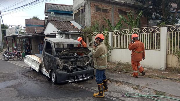 Sebuah mobil pikap terbakar di Ngaglik, Sleman, Selasa (19/9/2023).