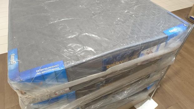 Sejumlah unit Springbed yang dijual murah di Transmart (CNBC Indonesia/Martyasari)