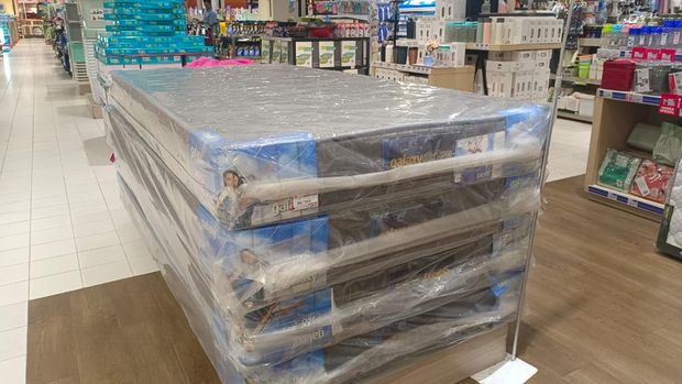 Sejumlah unit Springbed yang dijual murah di Transmart (CNBC Indonesia/Martyasari)