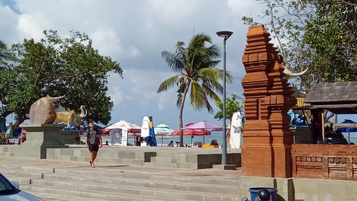 Wajah Baru Pantai Kuta Dengan Gapura Tembok Pembatas Bata Merah