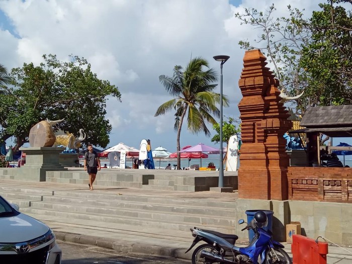 Selain gapura utama, terdapat pula gapura berukuran lebih kecil di sepanjang tembok Pantai Kuta. Selain penataan Pantai Kuta, Pemerintah Kabupaten Badung juga menata kawasan di sebelahnya, yakni Pantai Legian dan Pantai Seminyak. Ketiga pantai yang berada dalam satu garis itu disebut dengan kawasan Pantai Samigita (Seminyak, Legian, dan Kuta)