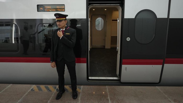 A man takes selfie near a high-speed railway during a test ride ride at Halim station in Jakarta, Indonesia, Monday, Sept. 18, 2023. The Southeast Asias first high-speed railway, a key project under Chinas Belt and Road infrastructure initiative, connects the capital, Jakarta, and Bandung, the heavily populated capital of West Java province and will cut travel time between the two cities from the current three hours to about 40 minutes. (AP Photo/Achmad Ibrahim)