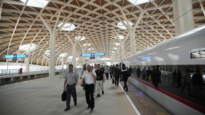 Semringah Warga Jajal Kereta Cepat Jakarta-Bandung A man takes selfie near a high-speed railway during a test ride ride at Halim station in Jakarta, Indonesia, Monday, Sept. 18, 2023. The Southeast Asia's first high-speed railway, a key project under China's Belt and Road infrastructure initiative, connects the capital, Jakarta, and Bandung, the heavily populated capital of West Java province and will cut travel time between the two cities from the current three hours to about 40 minutes. (AP Photo/Achmad Ibrahim)